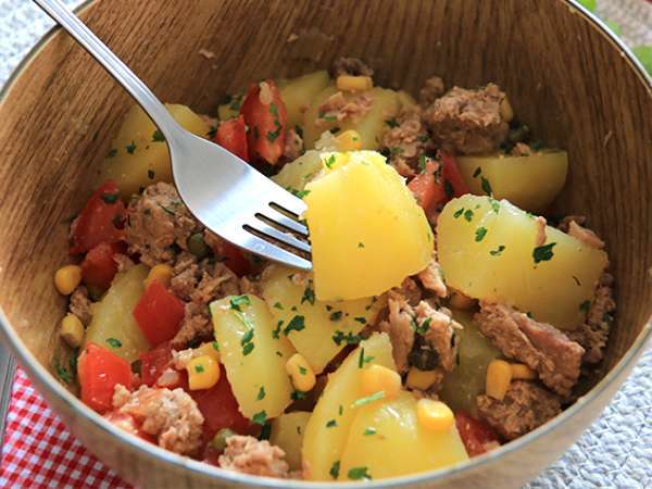 Patates, ton balığı ve domates salatası - Hazırlık adım 3