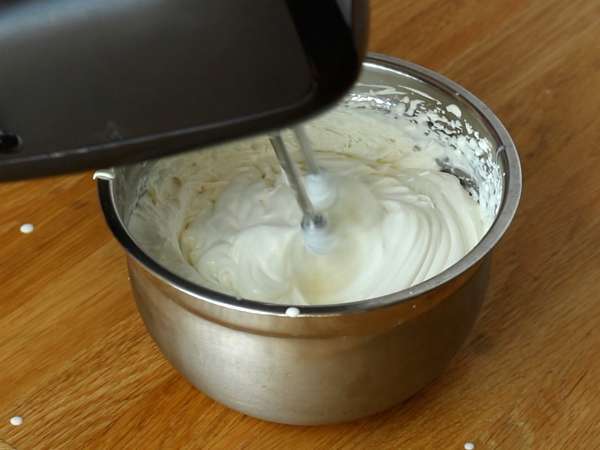 Fırında pişmeyen muhteşem Kinder Bueno cheesecake - Hazırlık adım 2