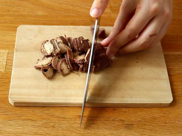 Fırında pişmeyen muhteşem Kinder Bueno cheesecake - Hazırlık adım 3