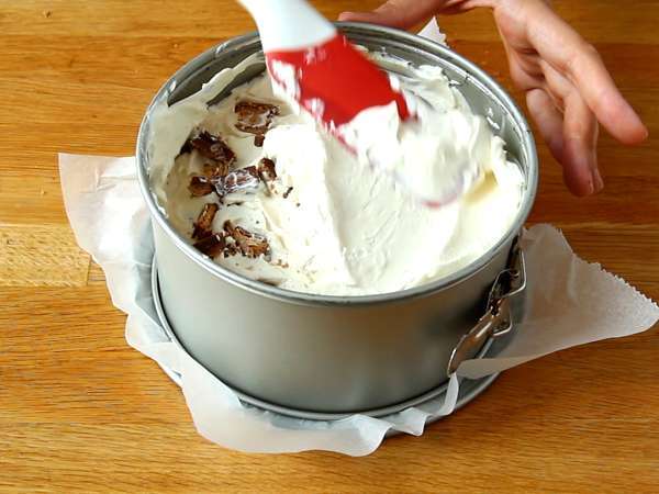 Fırında pişmeyen muhteşem Kinder Bueno cheesecake - Hazırlık adım 5