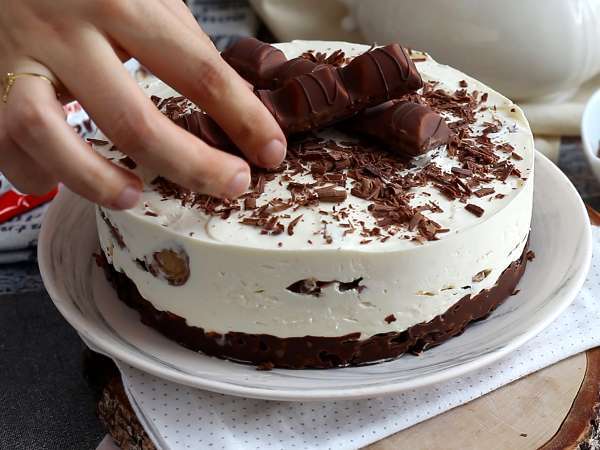 Fırında pişmeyen muhteşem Kinder Bueno cheesecake - Hazırlık adım 6