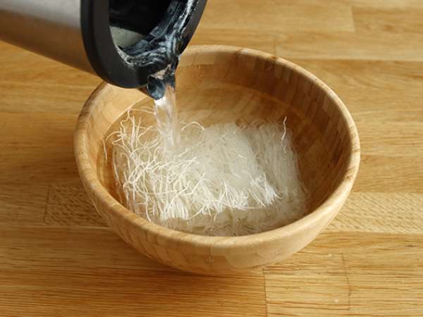 Şehriye, karides, avokado, yumurta ve kişniş salatası - Hazırlık adım 1