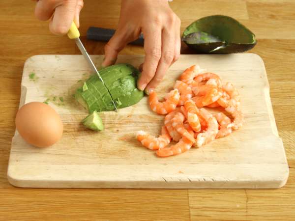 Şehriye, karides, avokado, yumurta ve kişniş salatası - Hazırlık adım 2