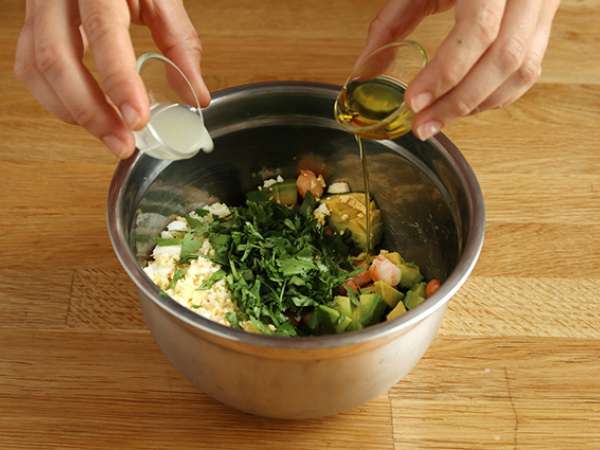 Şehriye, karides, avokado, yumurta ve kişniş salatası - Hazırlık adım 3