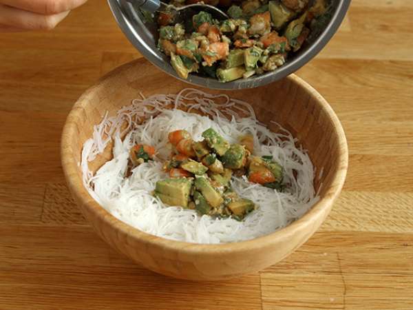 Şehriye, karides, avokado, yumurta ve kişniş salatası - Hazırlık adım 4