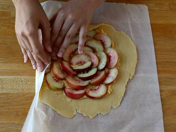 Rustik şeftalili ve biberiyeli tart - Hazırlık adım 6