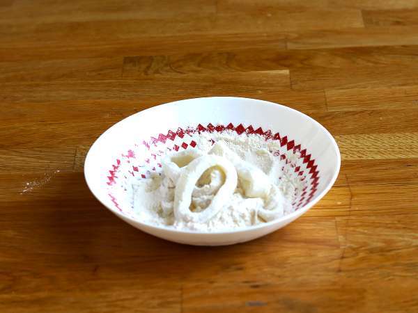 Calamares a la romana - hamurda pane edilmiş kalamar - Hazırlık adım 3