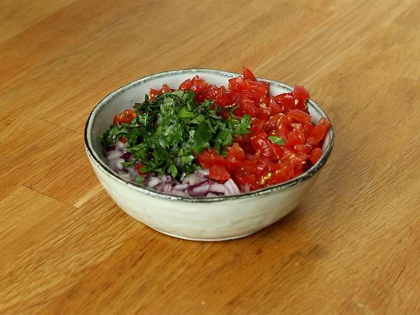 Pico de gallo ve ev yapımı tortilla cipsi - Hazırlık adım 1