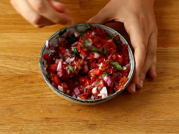 Pico de gallo ve ev yapımı tortilla cipsi - Hazırlık adım 2