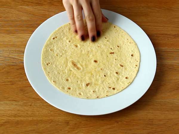 Tortilla kaseleri nasıl yapılır? Bulaşıksız kolay salata! - Hazırlık adım 1
