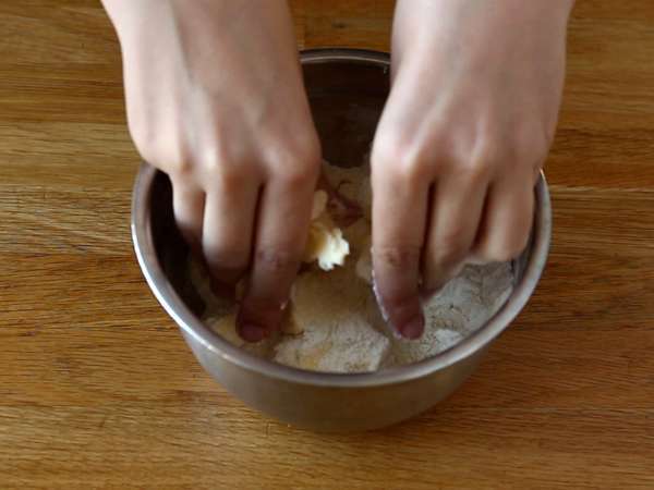 Ekstra gevrek ve eriyen elma-armut crumble - Hazırlık adım 2