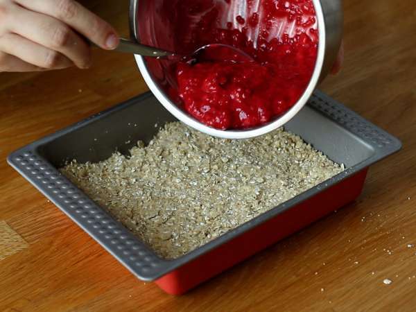 Lezzetli, çıtır çıtır ahududulu crumble kek - Hazırlık adım 3