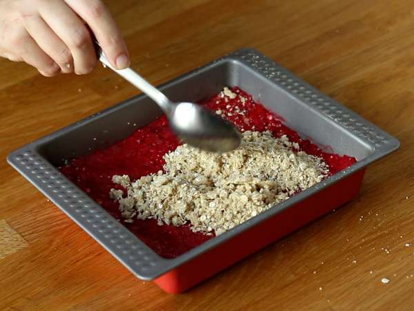 Lezzetli, çıtır çıtır ahududulu crumble kek - Hazırlık adım 4