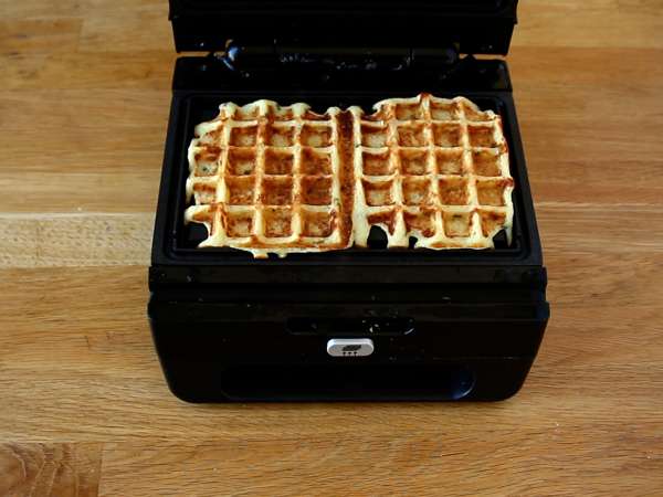 Raclette ile patatesli waffle sandviç, nihai konfor yiyeceği - Hazırlık adım 4