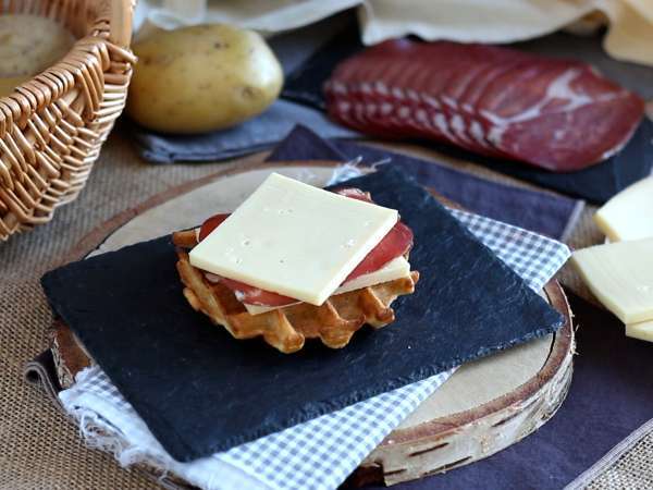 Raclette ile patatesli waffle sandviç, nihai konfor yiyeceği - Hazırlık adım 7