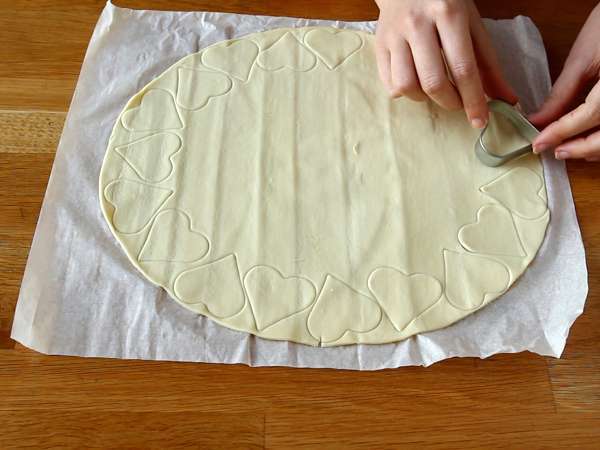 Ahududu ve çikolatalı turta pops ile ekstra çıtır milföy kalpleri - Hazırlık adım 2