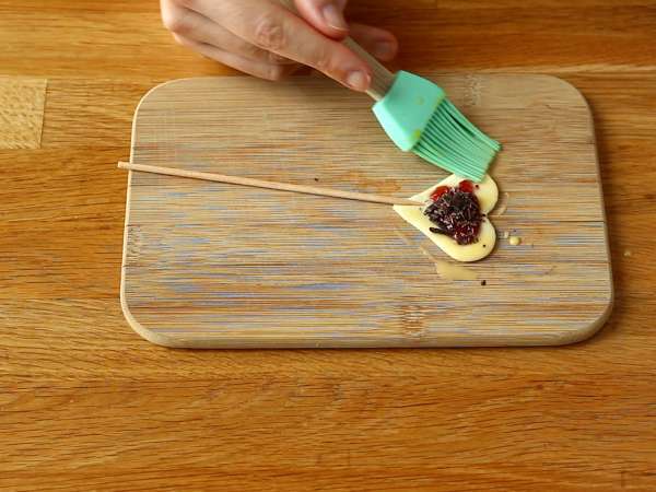 Ahududu ve çikolatalı turta pops ile ekstra çıtır milföy kalpleri - Hazırlık adım 4