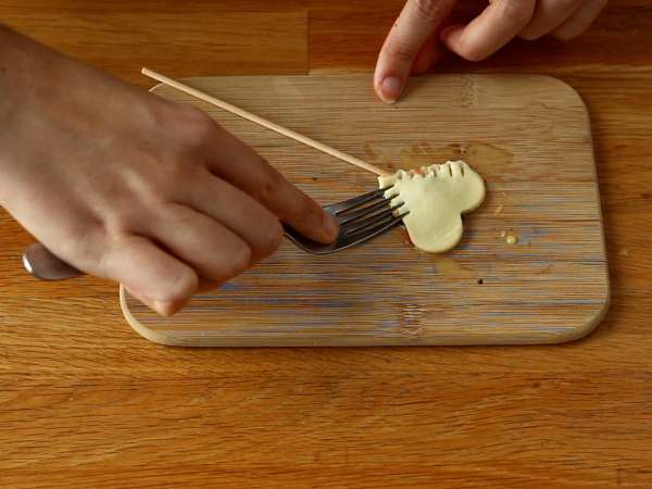 Ahududu ve çikolatalı turta pops ile ekstra çıtır milföy kalpleri - Hazırlık adım 5