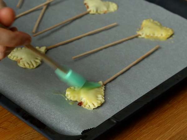 Ahududu ve çikolatalı turta pops ile ekstra çıtır milföy kalpleri - Hazırlık adım 6