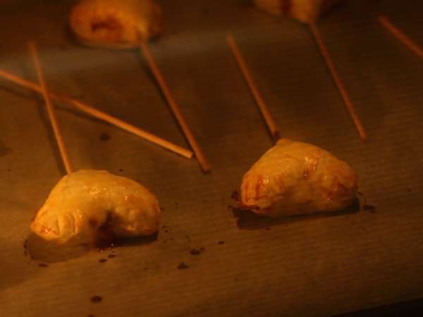 Ahududu ve çikolatalı turta pops ile ekstra çıtır milföy kalpleri - Hazırlık adım 7