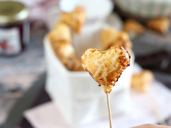 Ahududu ve çikolatalı turta pops ile ekstra çıtır milföy kalpleri - Hazırlık adım 8