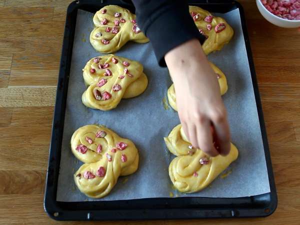 Sevgililer Günü için ekstra yumuşak kalpli çörekler - Hazırlık adım 11