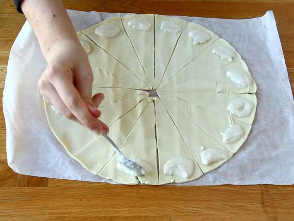 Milföy hamurundan beşamel soslu, jambonlu ve peynirli kruvasanlar - Hazırlık adım 1