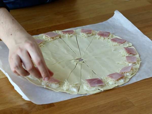 Milföy hamurundan beşamel soslu, jambonlu ve peynirli kruvasanlar - Hazırlık adım 2