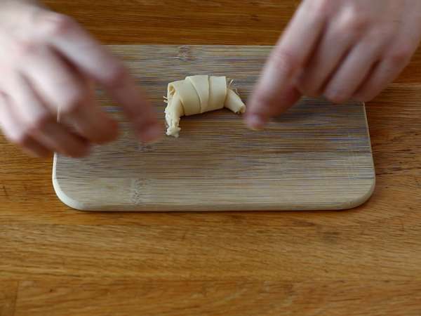 Milföy hamurundan beşamel soslu, jambonlu ve peynirli kruvasanlar - Hazırlık adım 3