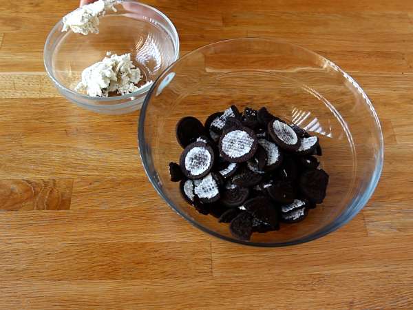 Mikrodalgada 6 dakikada hazır, sadece 3 malzemeli Oreo keki! - Hazırlık adım 1