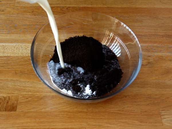 Mikrodalgada 6 dakikada hazır, sadece 3 malzemeli Oreo keki! - Hazırlık adım 2