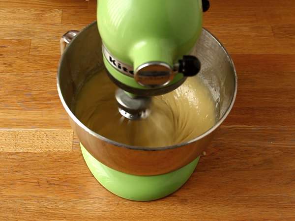 Limonlu ve beyaz çikolatalı Paskalya Bundt keki - Hazırlık adım 3