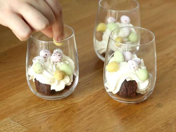 Paskalya brownisi ve krem şantili verrines - Hazırlık adım 5