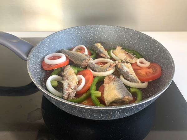 Kolay ve ucuz sardalya güveci - Hazırlık adım 1