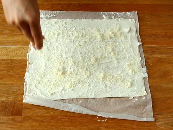 Peynirli ve maydanozlu milföy hamuru kıvrımları: aperatif için bir zorunluluk - Hazırlık adım 1