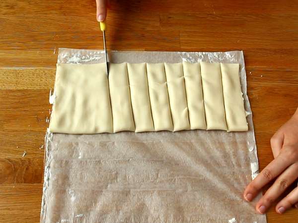 Peynirli ve maydanozlu milföy hamuru kıvrımları: aperatif için bir zorunluluk - Hazırlık adım 2