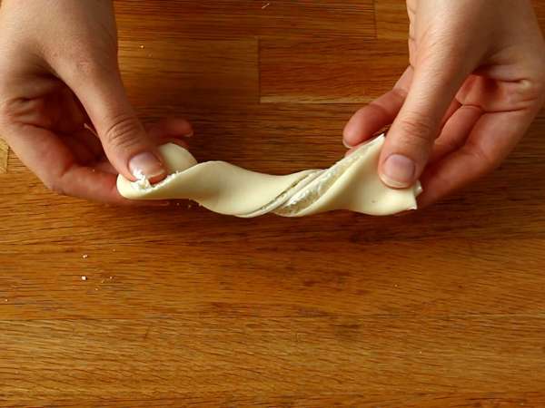 Peynirli ve maydanozlu milföy hamuru kıvrımları: aperatif için bir zorunluluk - Hazırlık adım 3