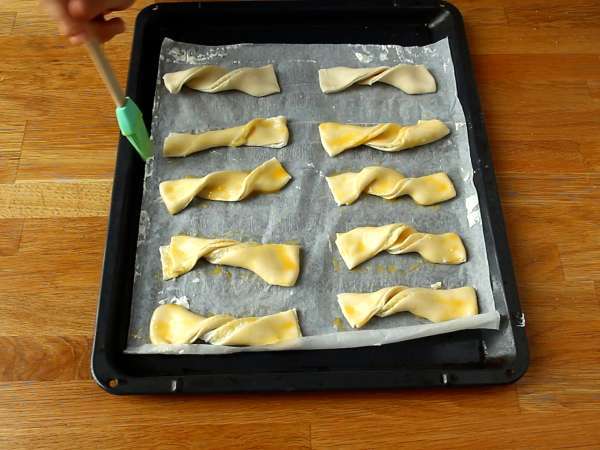 Peynirli ve maydanozlu milföy hamuru kıvrımları: aperatif için bir zorunluluk - Hazırlık adım 4