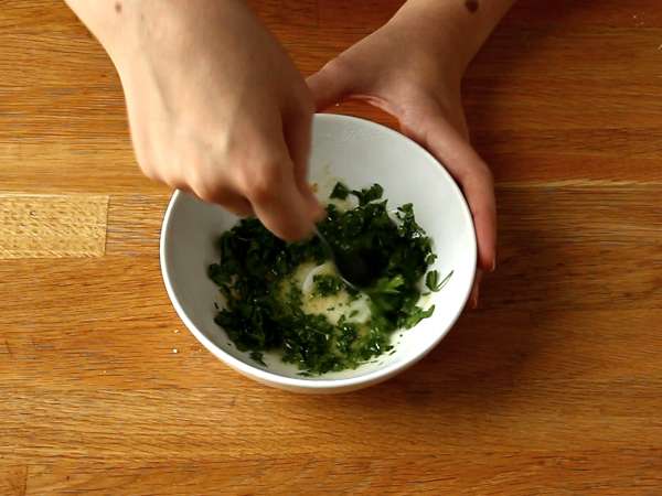 Peynirli ve maydanozlu milföy hamuru kıvrımları: aperatif için bir zorunluluk - Hazırlık adım 6