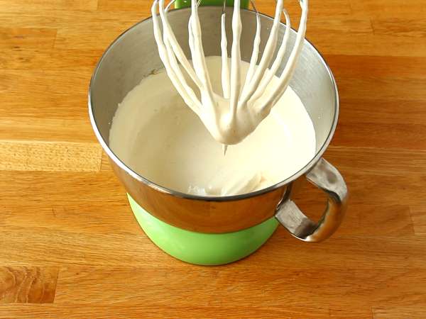 Hindistan cevizli çarkıfelek meyveli rulo, Yule kütüğü olarak mükemmel - Hazırlık adım 1