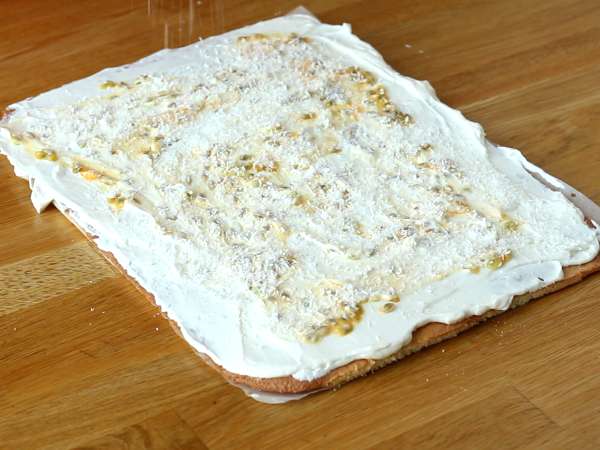 Hindistan cevizli çarkıfelek meyveli rulo, Yule kütüğü olarak mükemmel - Hazırlık adım 5