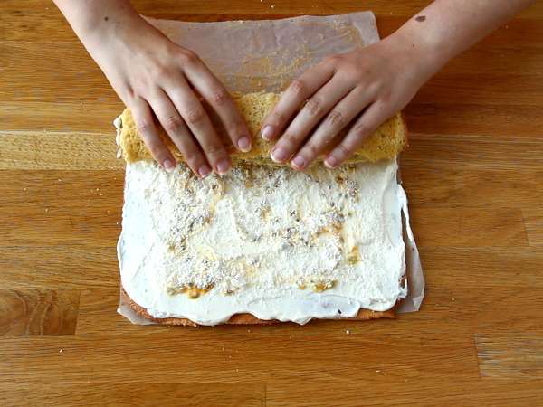 Hindistan cevizli çarkıfelek meyveli rulo, Yule kütüğü olarak mükemmel - Hazırlık adım 6