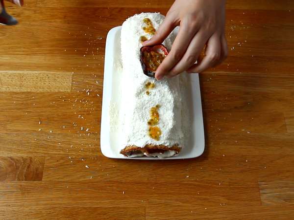 Hindistan cevizli çarkıfelek meyveli rulo, Yule kütüğü olarak mükemmel - Hazırlık adım 7