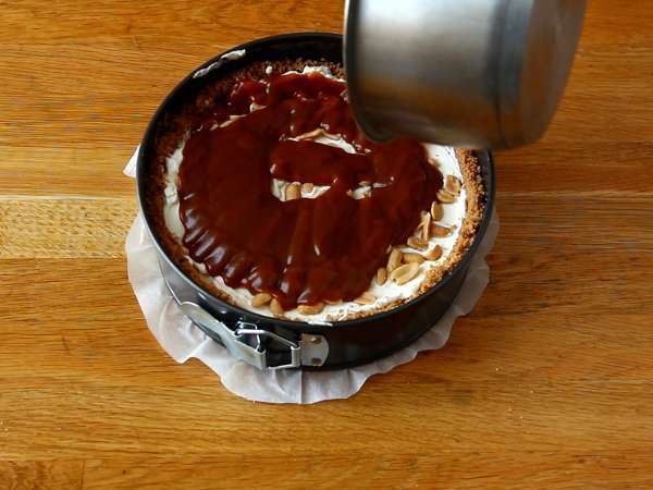 Ekstra gurme Snickers tarzı cheesecake - Hazırlık adım 7