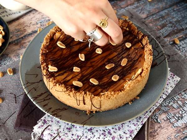 Ekstra gurme Snickers tarzı cheesecake - Hazırlık adım 9