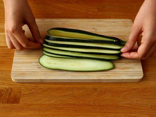 Jambon ve scamorza peynirli fırında kabak ruloları - Hazırlık adım 1