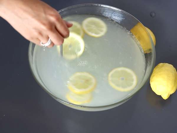 Aperatif sırasında tüm konuklarınızla paylaşmak için cin fizz - Hazırlık adım 1