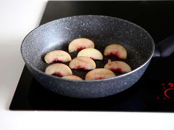 Kavrulmuş şeftali, roka ve burratalı tatlı ve tuzlu salata (tatlı yaz lezzetleri) - Hazırlık adım 1