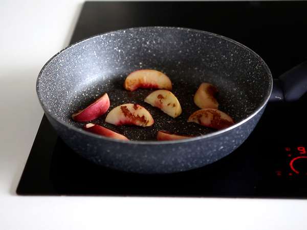 Kavrulmuş şeftali, roka ve burratalı tatlı ve tuzlu salata (tatlı yaz lezzetleri) - Hazırlık adım 2