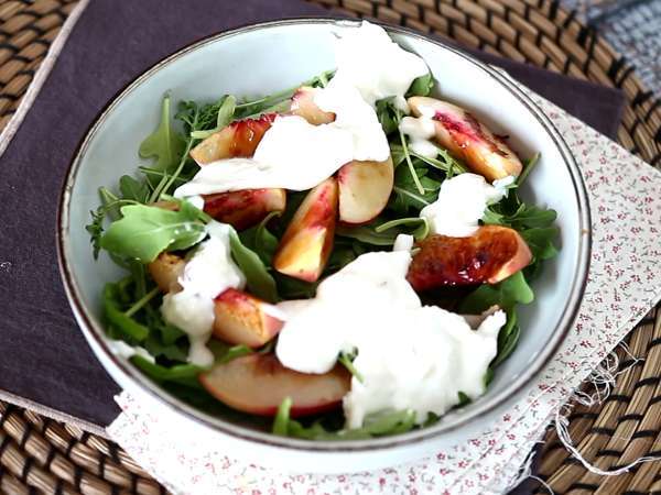 Kavrulmuş şeftali, roka ve burratalı tatlı ve tuzlu salata (tatlı yaz lezzetleri) - Hazırlık adım 3